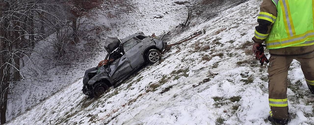 Das Auto rutschte 150 Meter über eine steile Böschung.