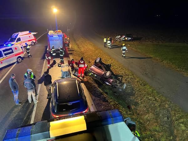 Eines der Fahrzeuge landete bei dem Unfall auf dem Dach.