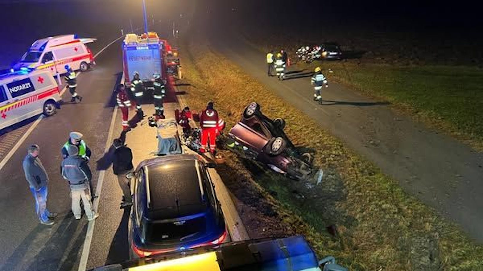 Crash nach Überholmanöver – Person in Auto eingeklemmt