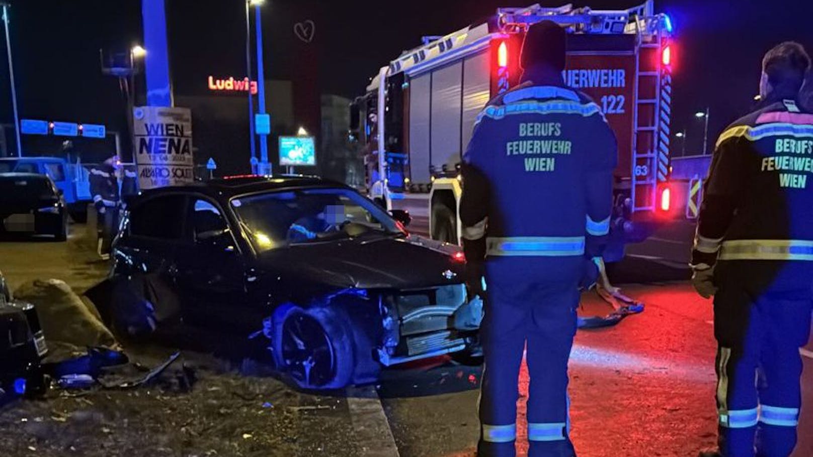 Wiener demoliert am Verteilerkreis seinen BMW