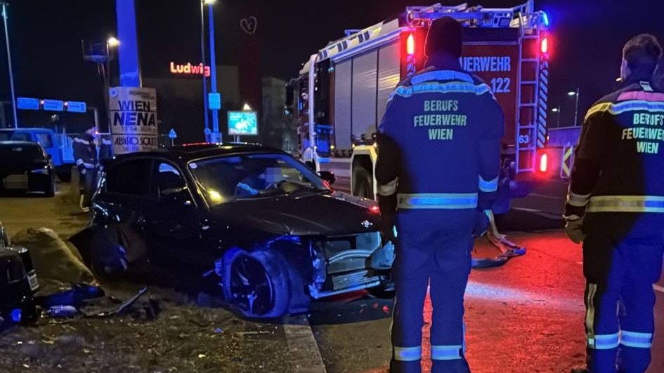 Spektakulärer Crash in Wien-Favoriten: Die Feuerwehr schleppt das Fahrzeug ab.