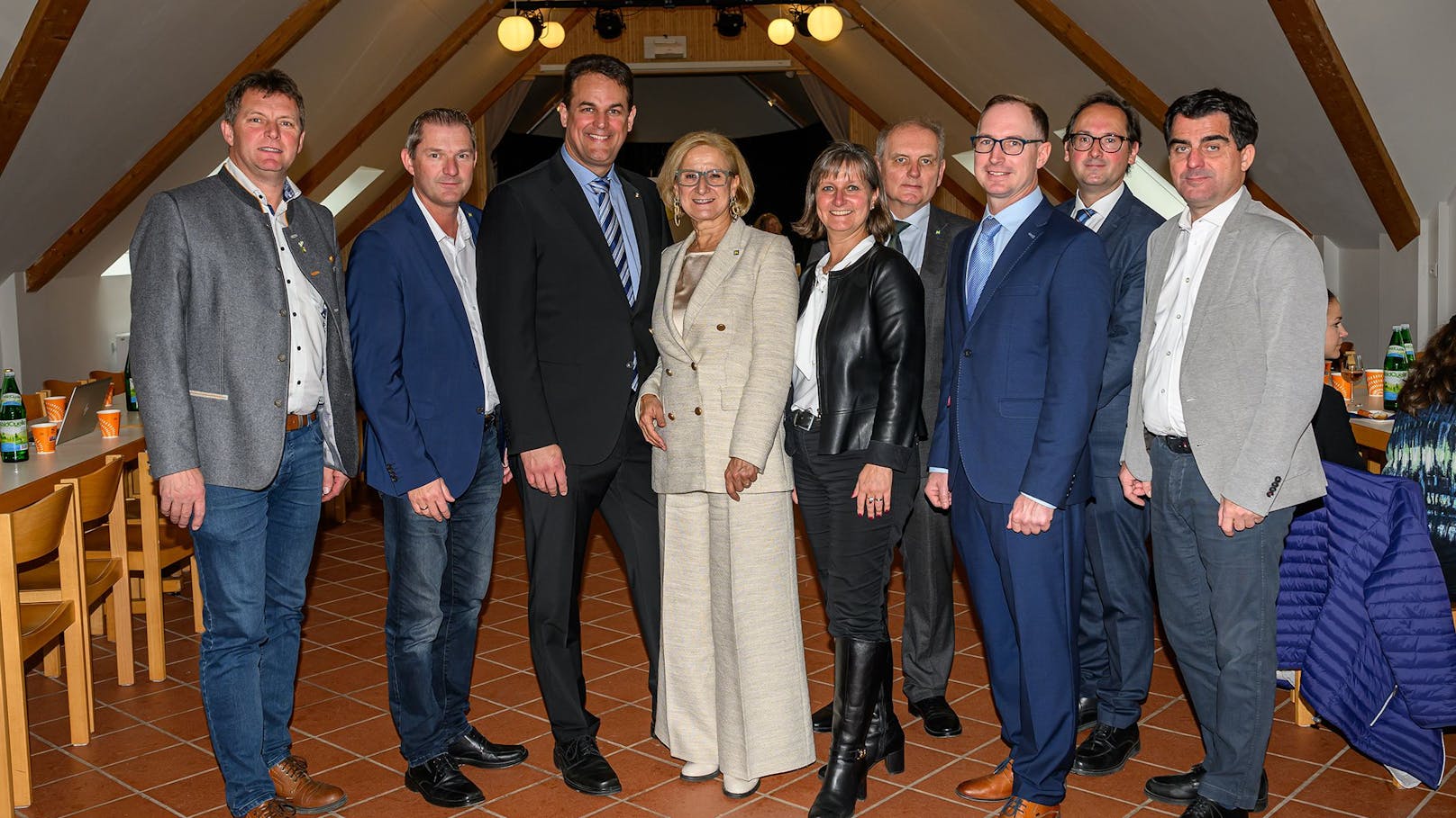 Landeshauptfrau Johanna Mikl-Leitner mit Bürgermeister Christoph Mitterhauser (3.v.l.), Gemeindevertretern aus der Region, Bezirkshauptmann Andreas Strobl und Landtagsabgeordneter Christian Gepp (r.) bei der Kindergarteneröffnung.