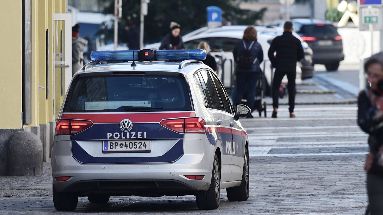 Männer belästigen Gäste, bedrohen Türsteher mit Tod