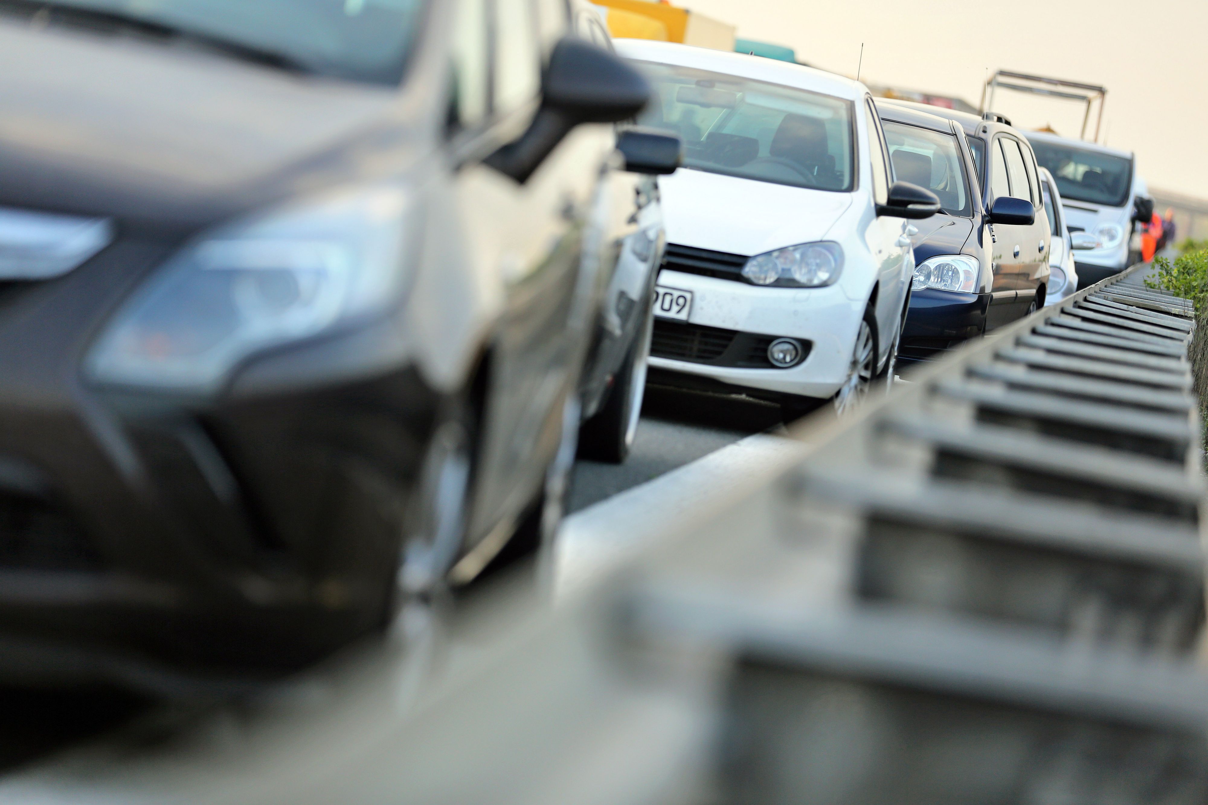 Der Unfall auf der A1 führte zu langen Staus auf den Nebenstraßen. (Symbolbild)