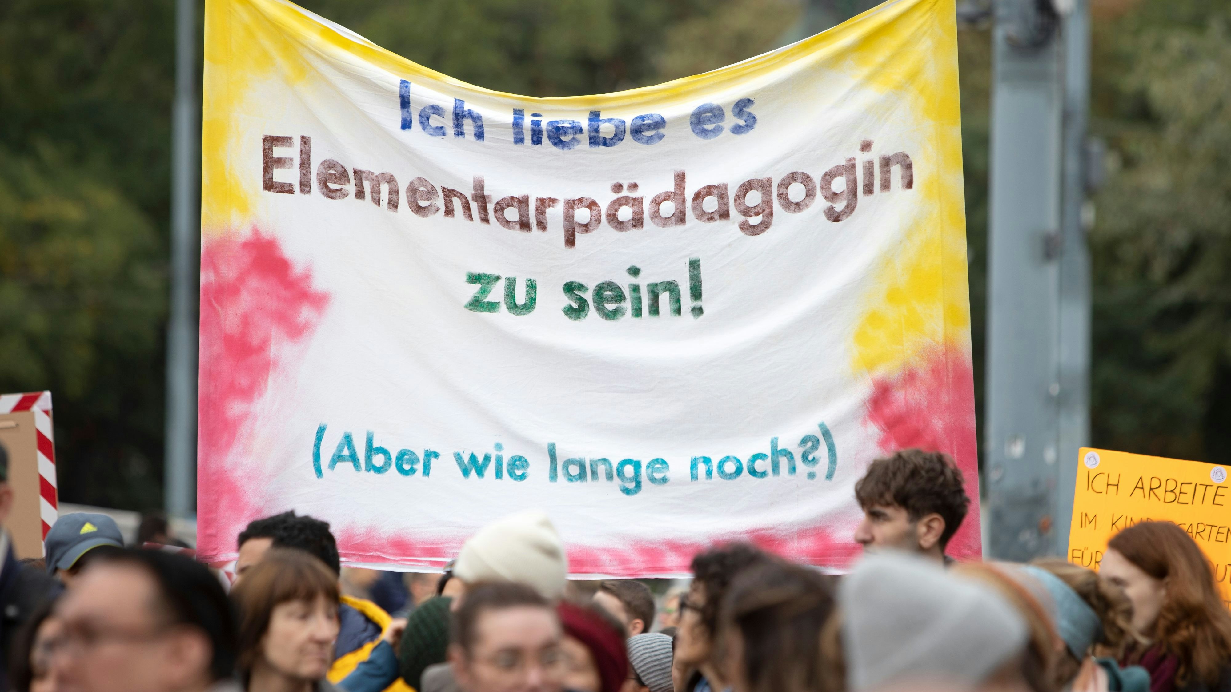 Österreichweit fehlen 20.000 Elementarpädagogen vulgo Kindergärtnerinnen. Die Arbeitsbedingungen für die Fachkräfte sind selten gut, weshalb diese immer wieder auf die Straße gehen, um dagegen zu protestieren