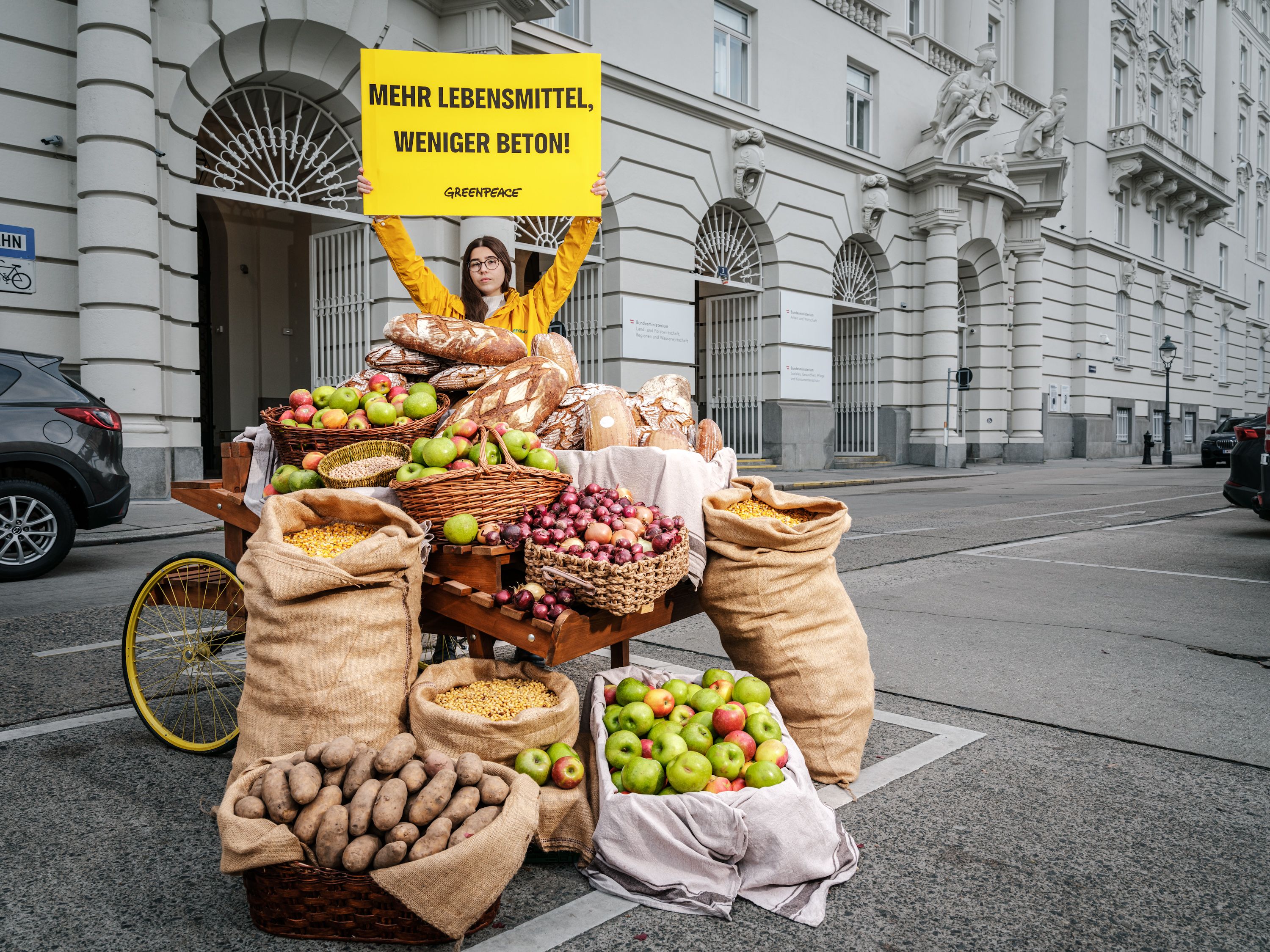 Diese Lebensmittel könnte man auf jener Ackerfläche anbauen, die alle fünf Minuten verloren geht.