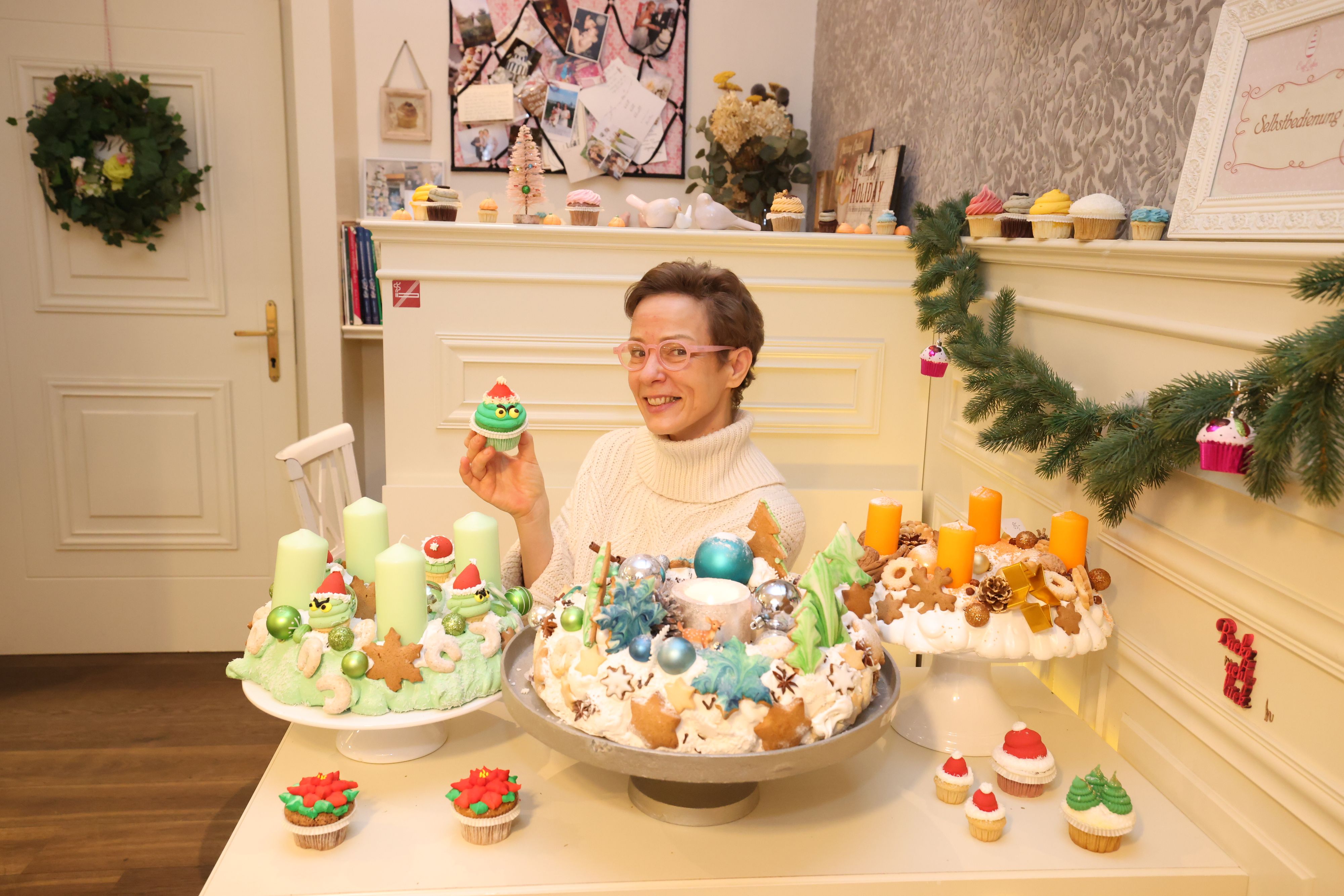 Bei CupCakes Wien stellt Renate essbare Adventkränze her.