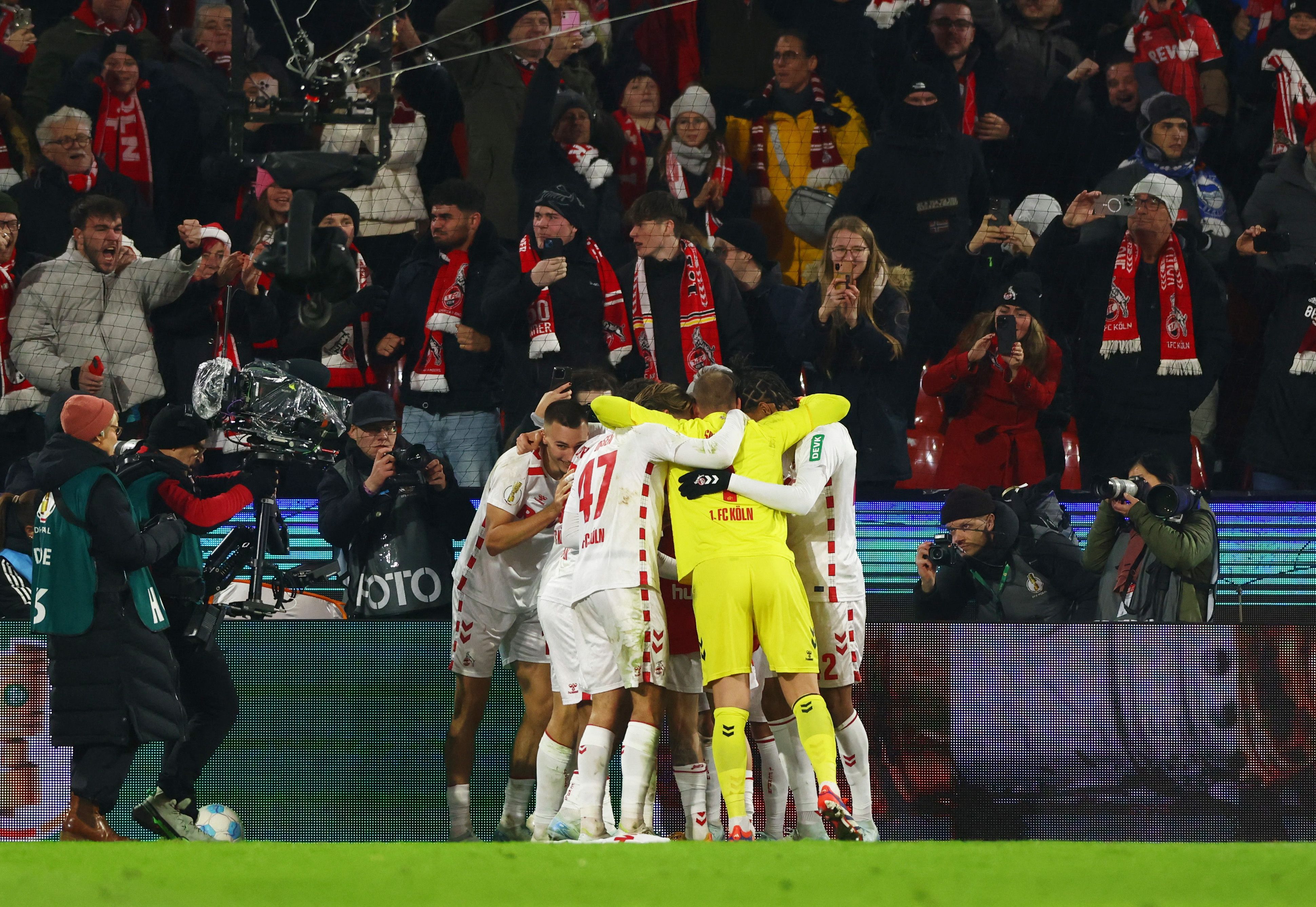 Köln bejubelt den späten Erlösungstreffer von ÖFB-Legionär Dejan Ljubicic. 