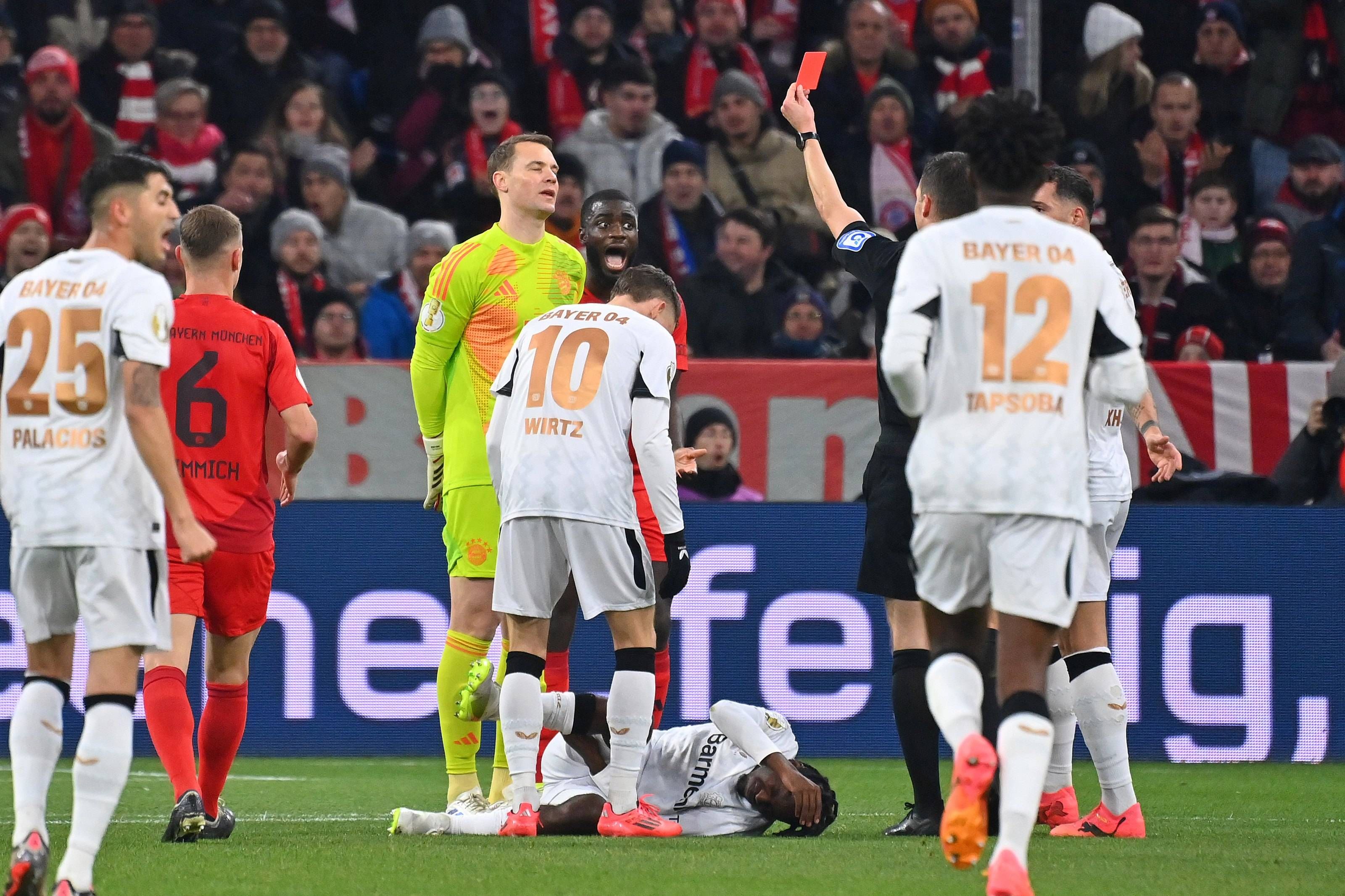 Manuel Neuer sieht Rot