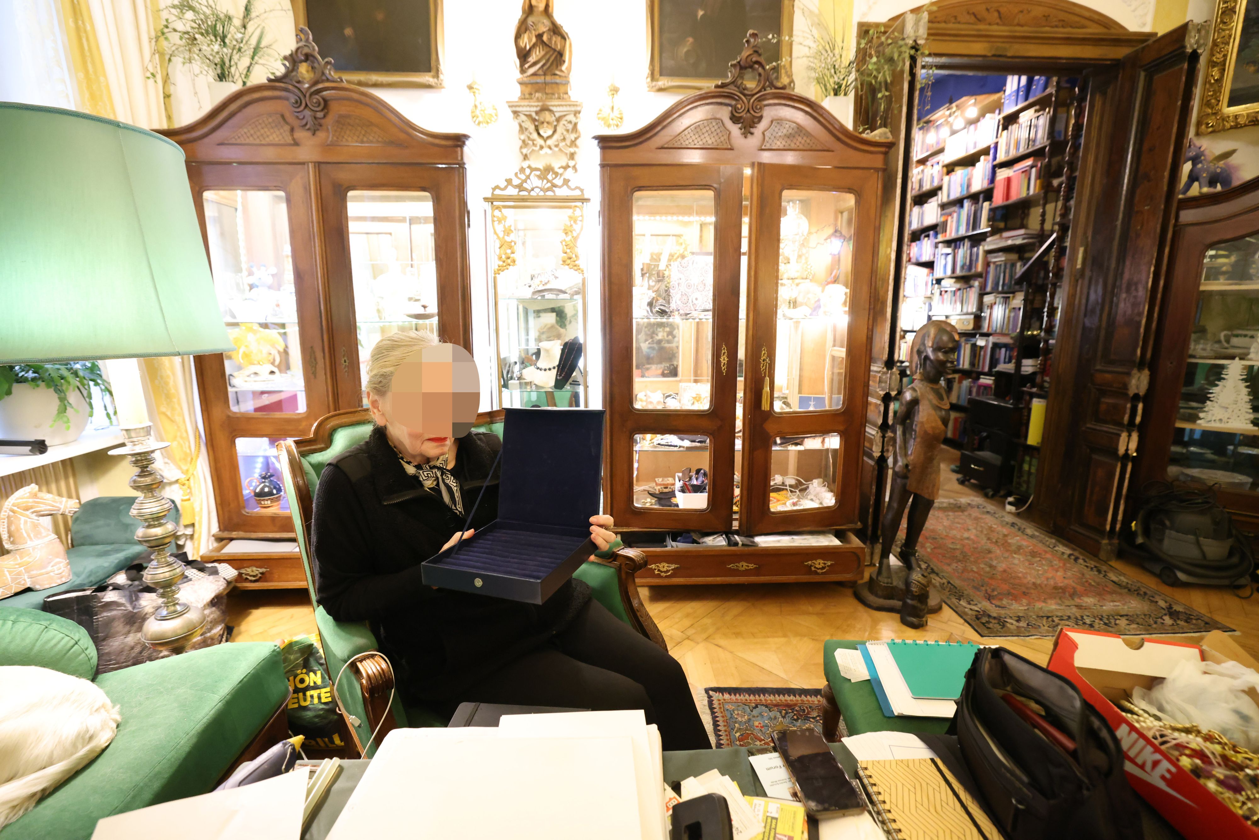 Maria B. wurde Schmuck aus der Wohnung gestohlen.