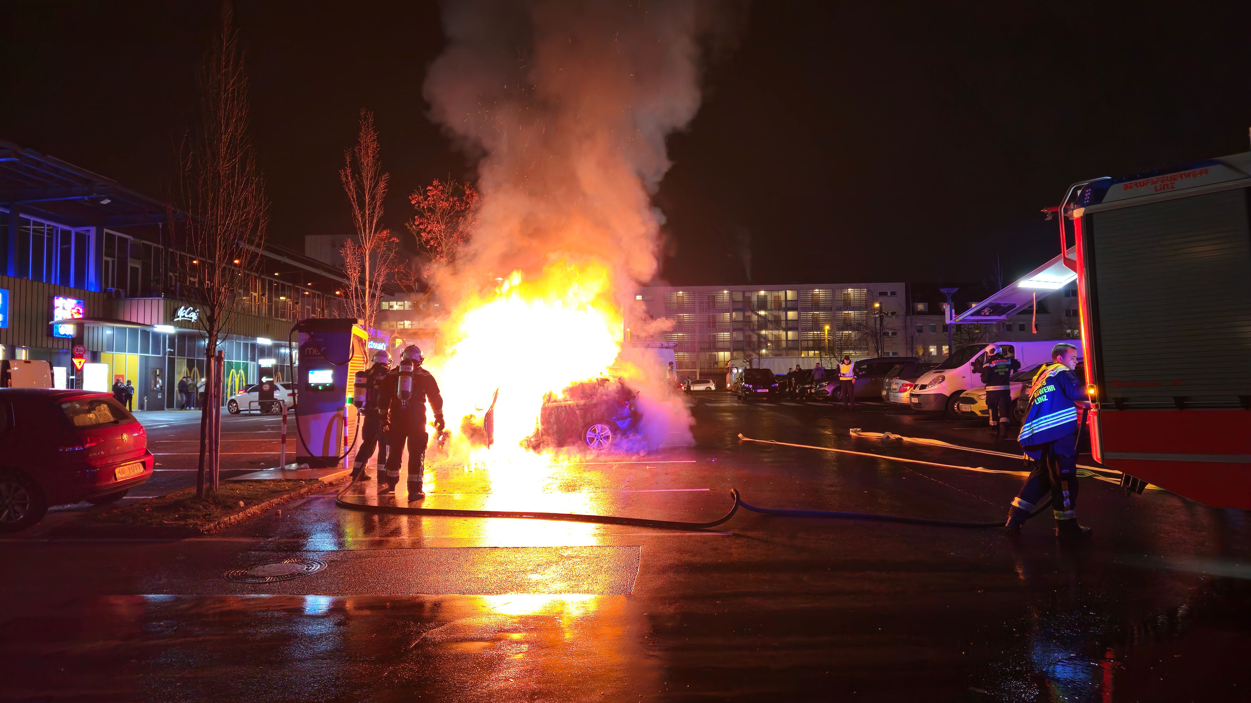 Der Diesel-BMW brannte bei einem Einkaufszentrum im Linzer Süden völlig aus.
