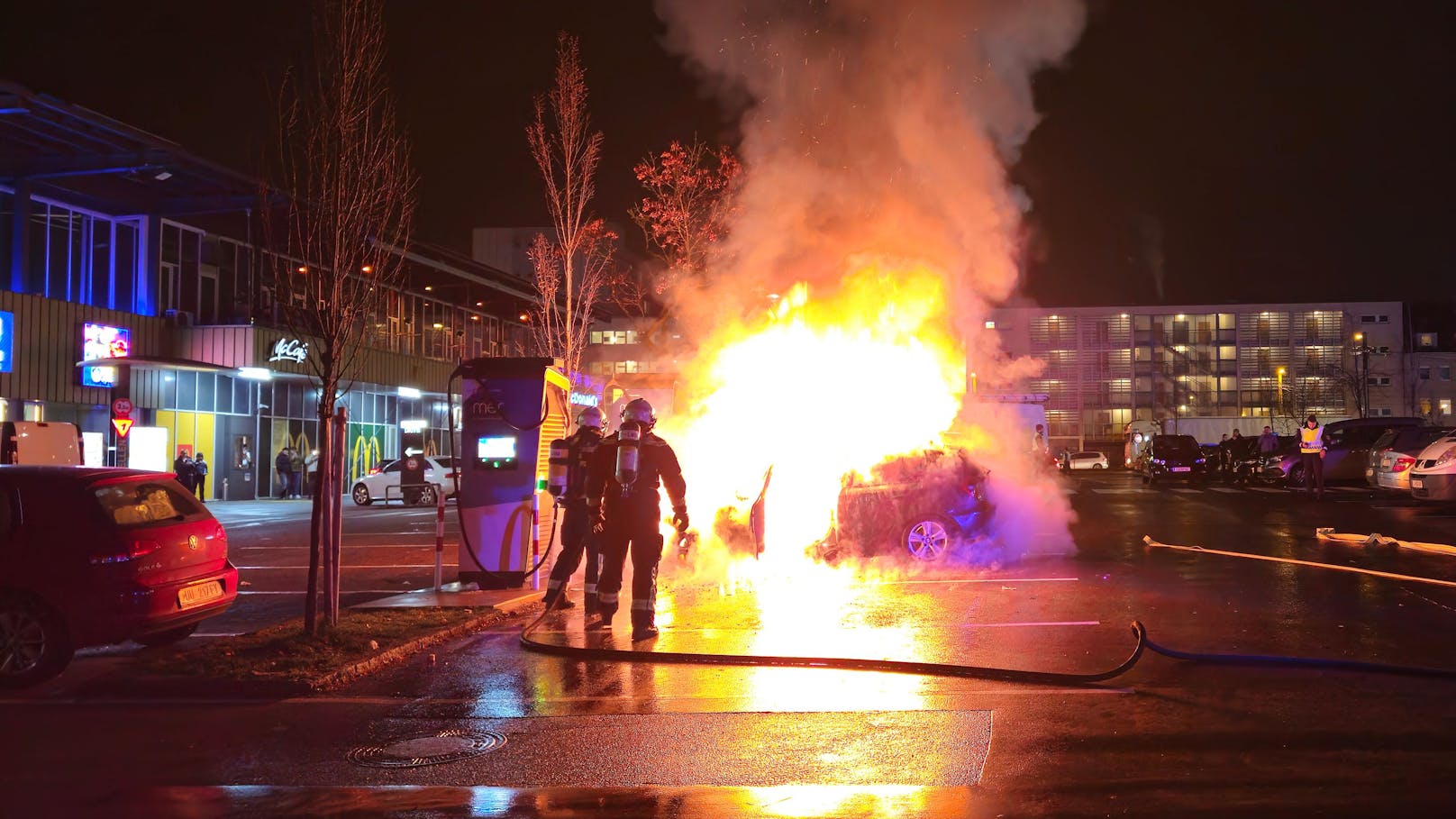 Immer mysteriöser – Brand von BMW lässt Polizei rätseln