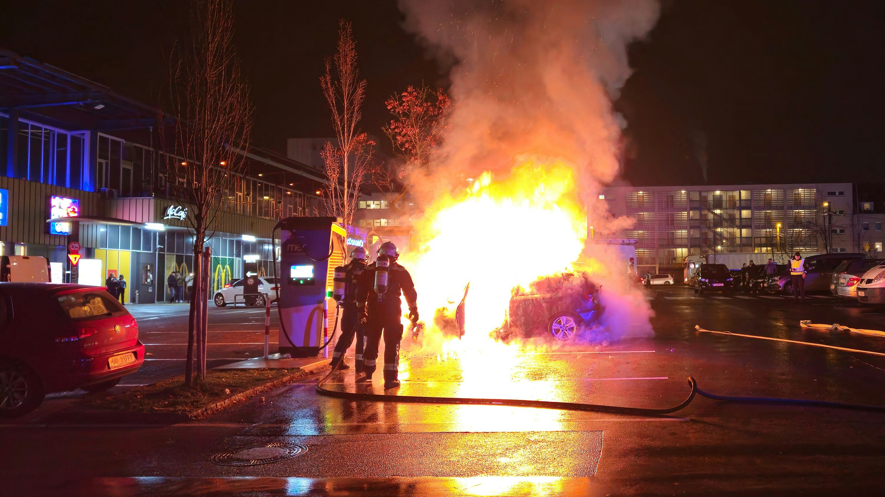Der Diesel-BMW brannte bei einem Einkaufszentrum im Linzer Süden völlig aus.