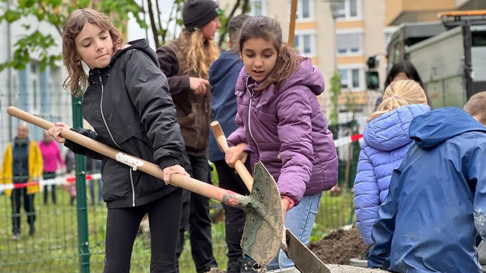 Teilnehmer*innen des Projekts "Biodiversität für Groß und Klein"