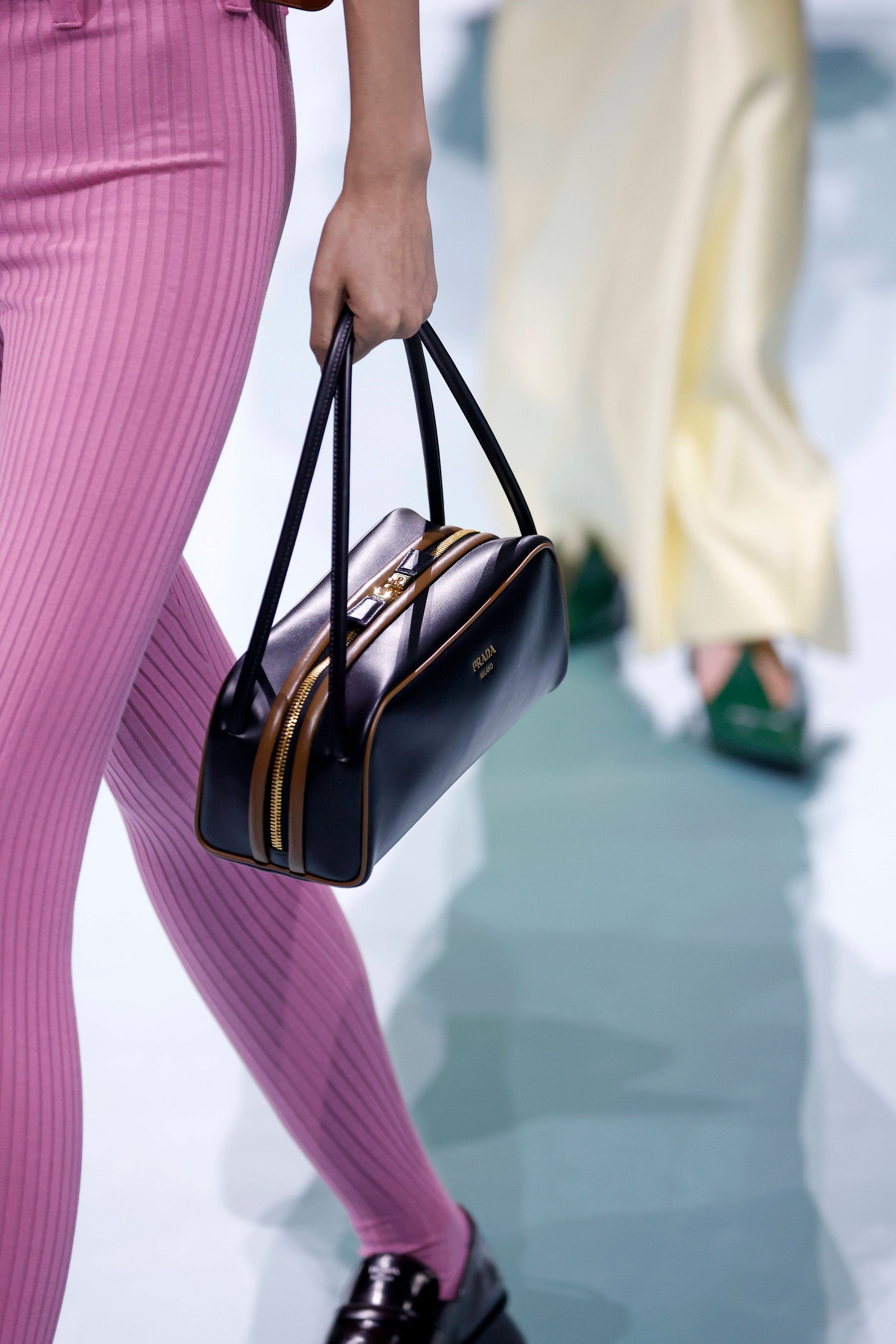 Am Prada-Laufsteg im Mailand für nächsten Sommer zu sehen: Der East-West-Trend bei den Taschen.