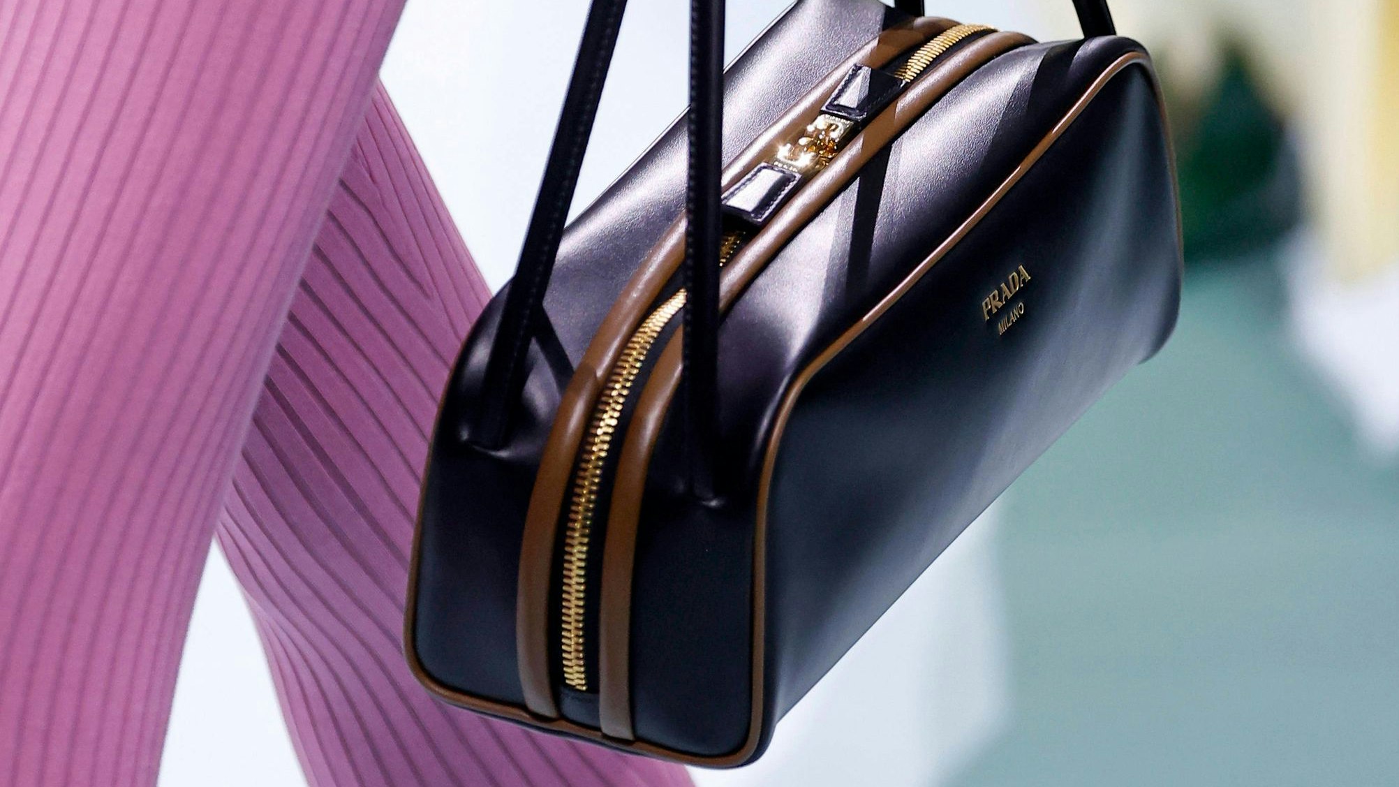 Am Laufsteg im Mailand für nächsten Sommer zu sehen: Der East-West-Trend bei den Taschen.