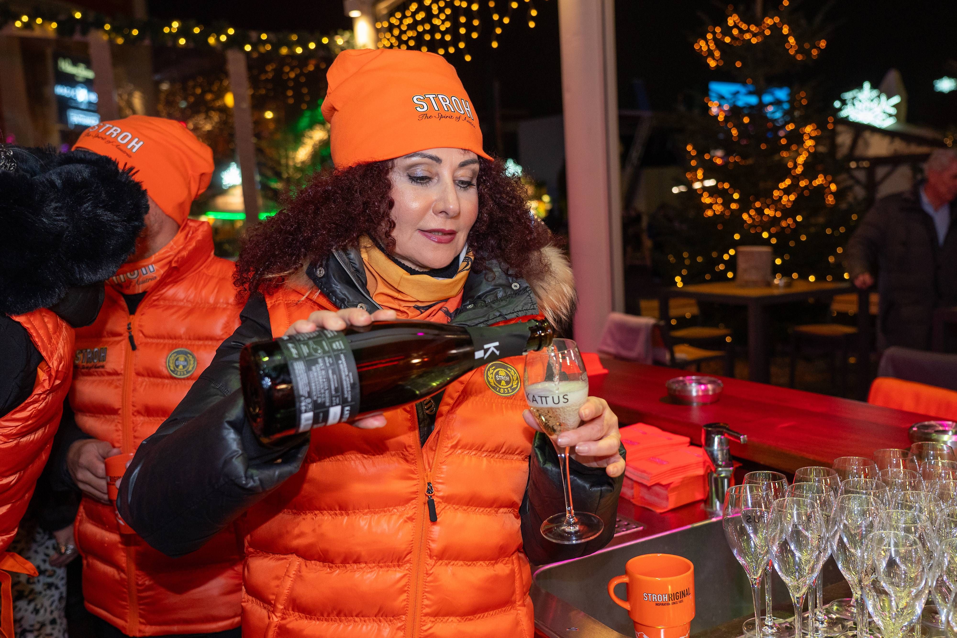 Christina Lugner trinkt lieber Sprudel statt Punsch