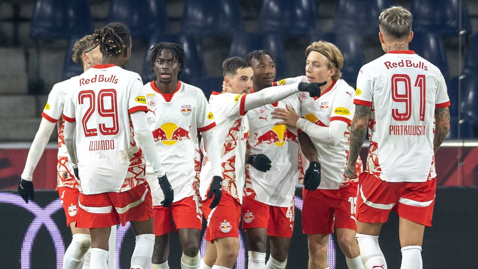 Red Bull Salzburg bejubelt den klaren Sieg gegen Hartberg. 