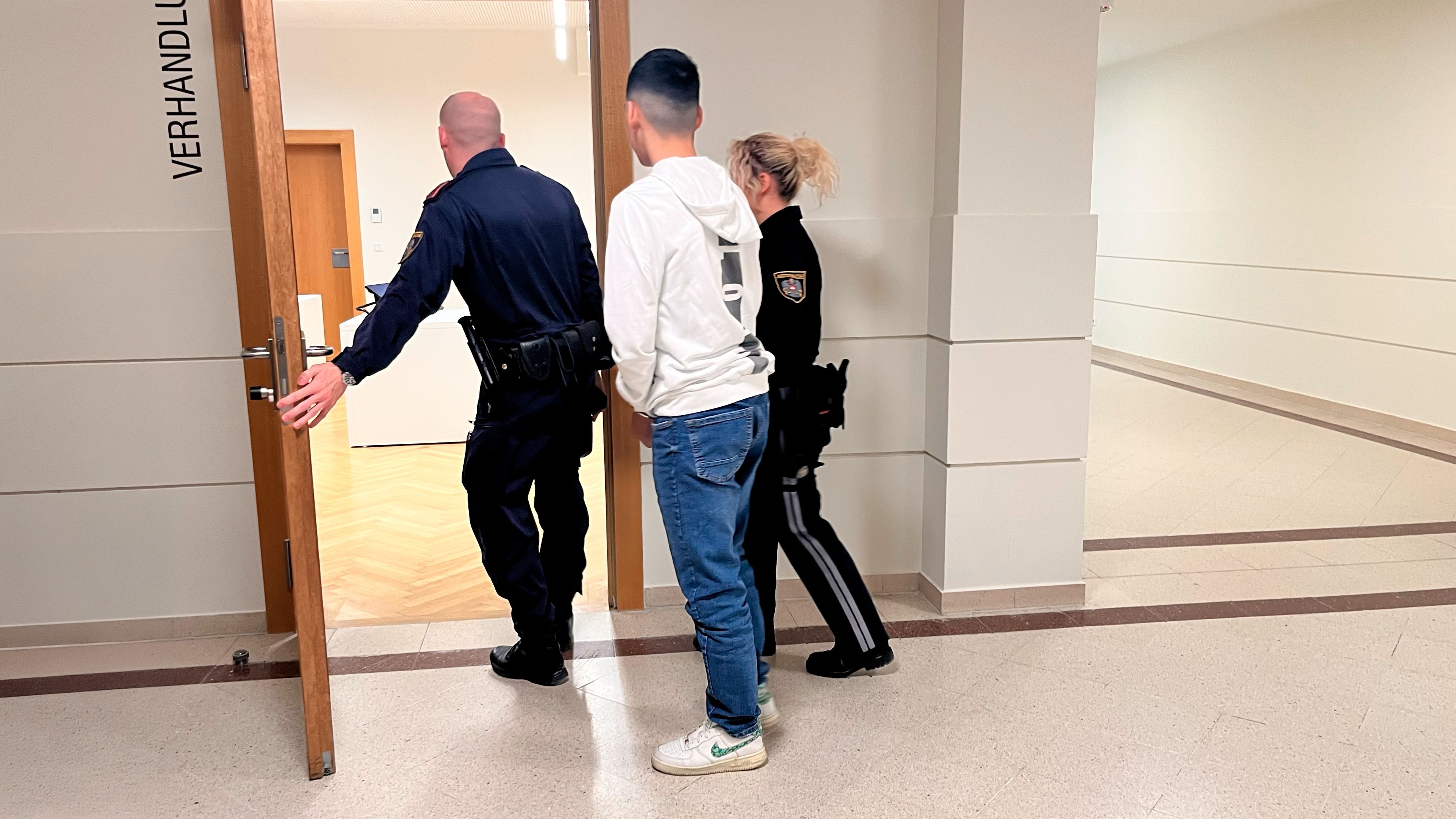 Der Angeklagte – wegen einer anderen Sache in Haft – wurde von Justizbeamten vorgeführt.