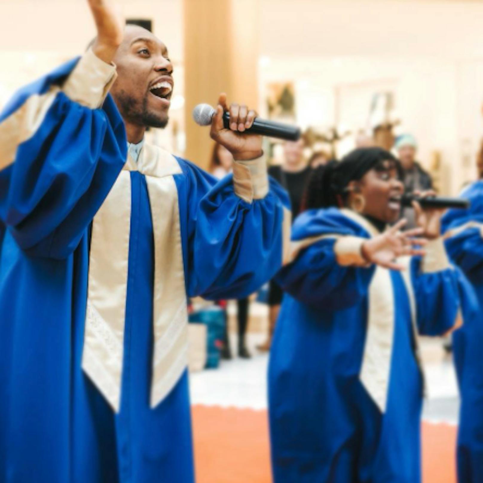 Der festliche Gospelchor 4Real American Gospel feat. Shelia Michelle verwandelt das Shoppingcenter in ein musikalisches Winterwunderland!