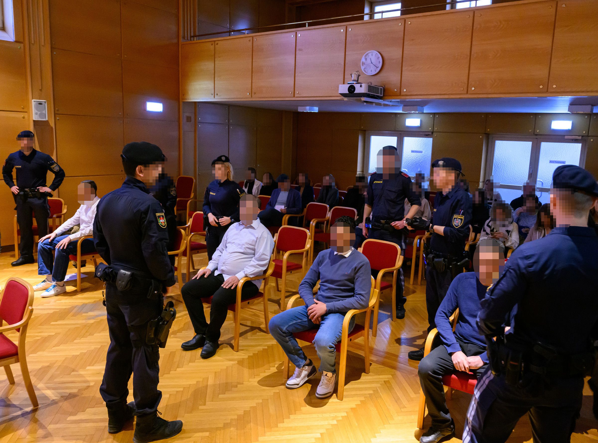 Wegen der brutalen Entführung und Erpressung eines Mannes mit türkischen Wurzeln in Linz stehen am Mittwoch eine Frau und drei Männer vor Gericht. Zeugen hatten der Polizei entscheidende Hinweise gegeben. Der Entführte konnte schließlich in Wien befreit werden.