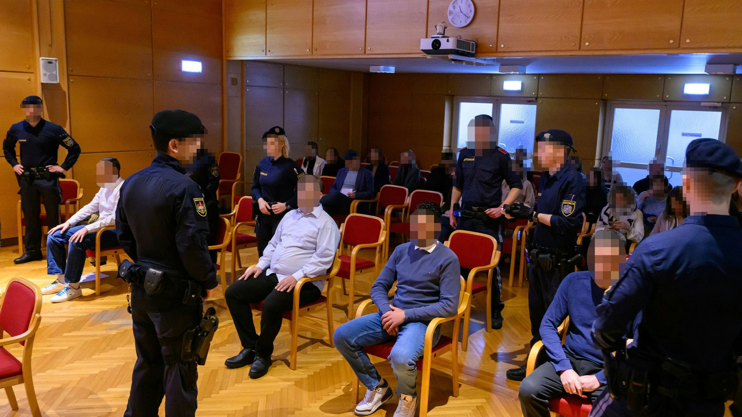 Wegen der brutalen Entführung und Erpressung eines Mannes mit türkischen Wurzeln in Linz stehen am Mittwoch eine Frau und drei Männer vor Gericht. Zeugen hatten der Polizei entscheidende Hinweise gegeben. Der Entführte konnte schließlich in Wien befreit werden.