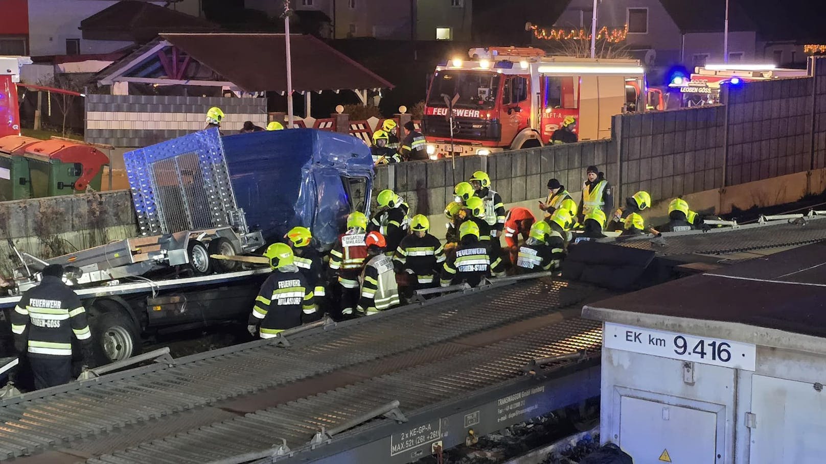 Lkw hielt an Bahnübergang an – Güterzug entgleiste