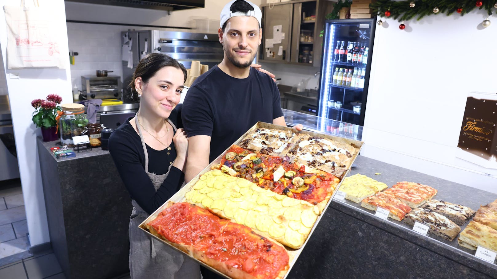 Focaccia ist ein Fladenbrot aus Hefeteig. Es wird vor dem Backen mit Olivenöl, Salz und manchmal auch mit Kräutern und weiteren Zutaten belegt