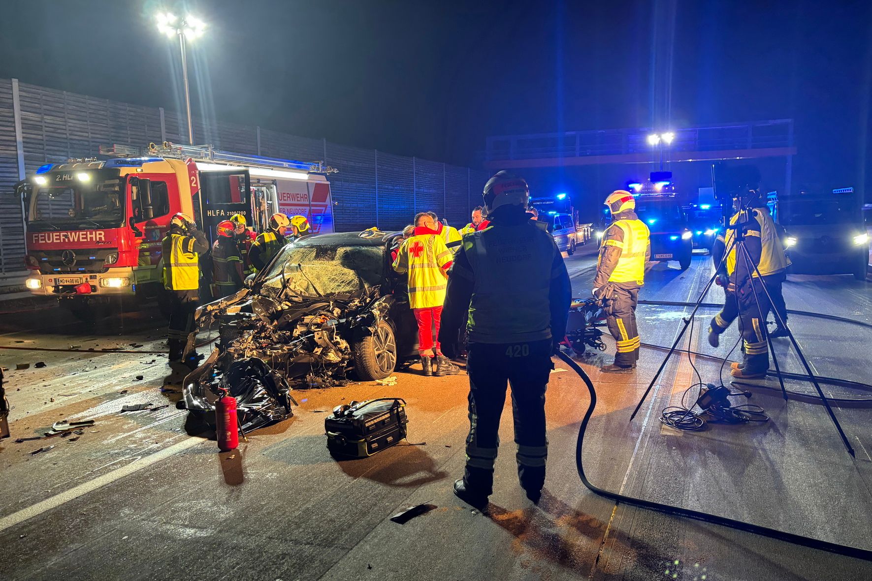 Schwerer Verkehrsunfall auf der A2: Die Feuerwehr im Einsatz