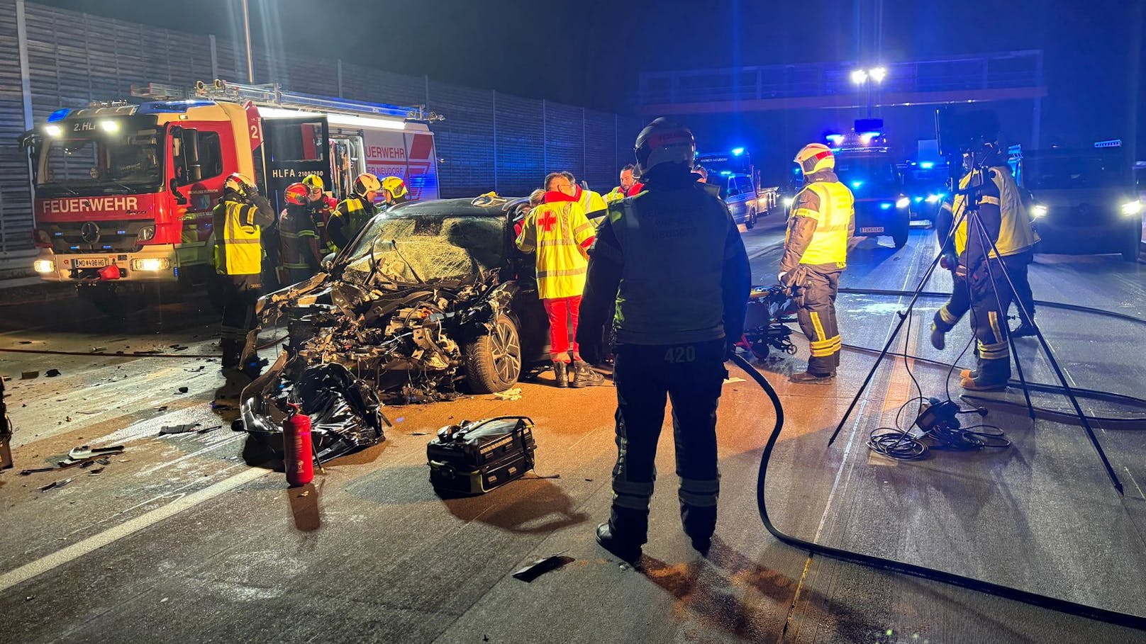 Schwerer Verkehrsunfall auf der A2: Die Feuerwehr im Einsatz