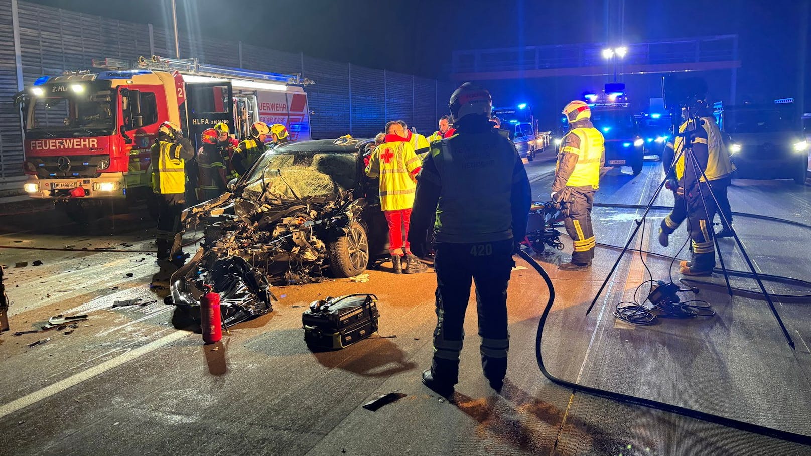 Schwerer Crash auf der A2 – E-Auto kracht in E-Lkw