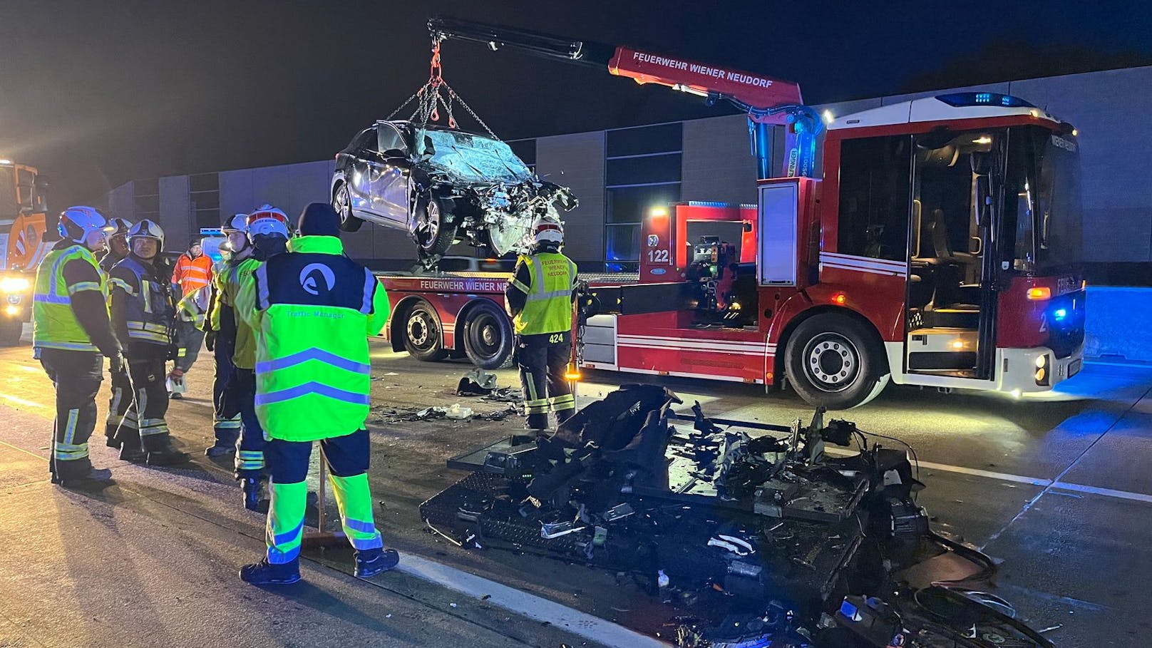 Schwerer Verkehrsunfall auf der A2: Die Feuerwehr im Einsatz