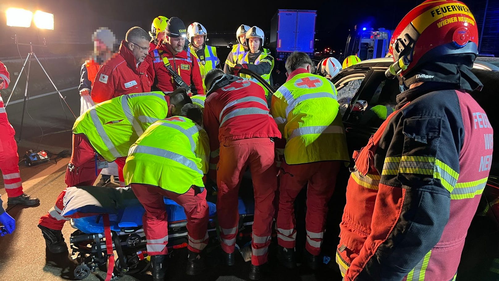 Schwerer Verkehrsunfall auf der A2: Die Feuerwehr im Einsatz