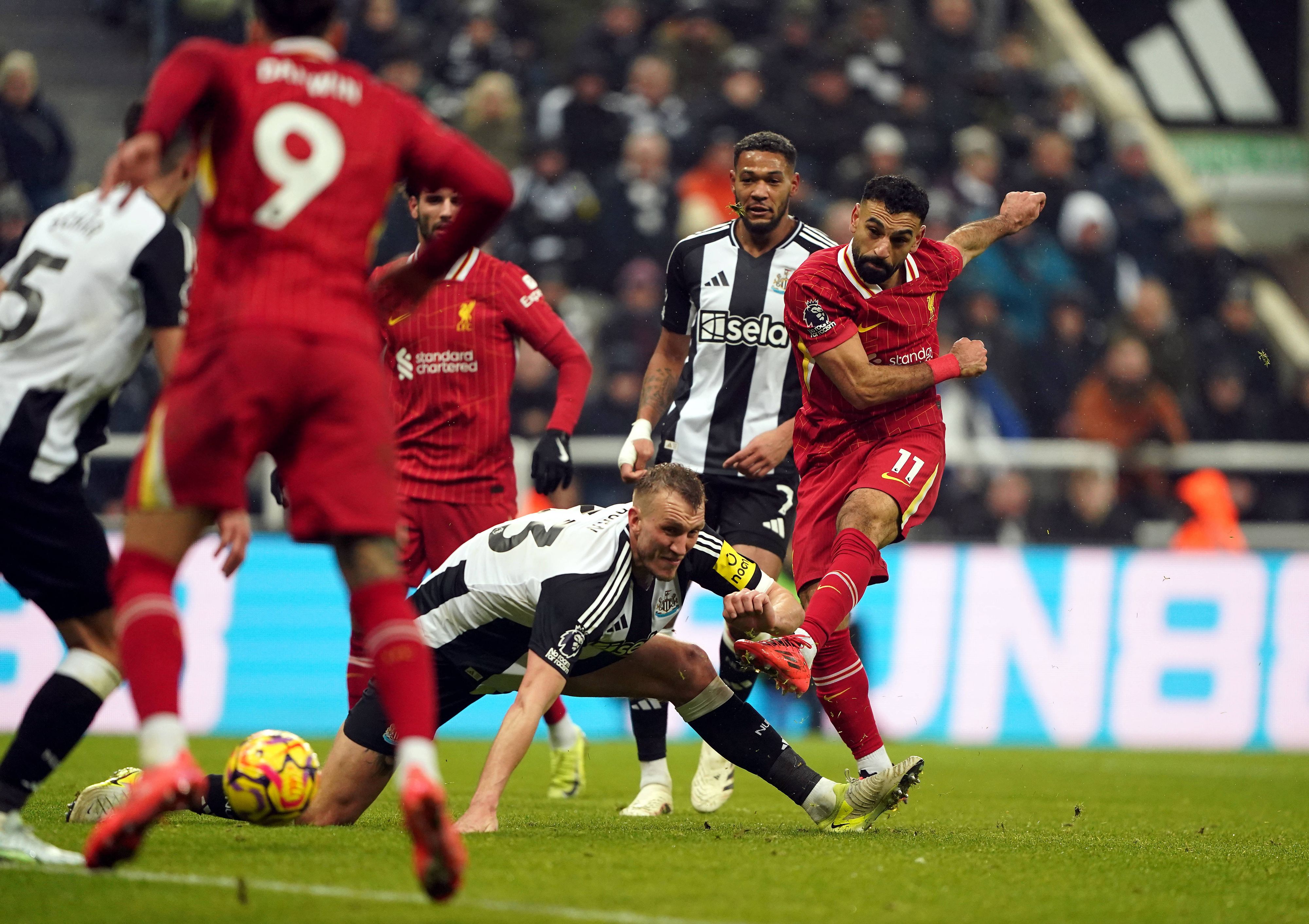 Liverpool-Star Mohamed Salah im Duell mit Newcastle United. 