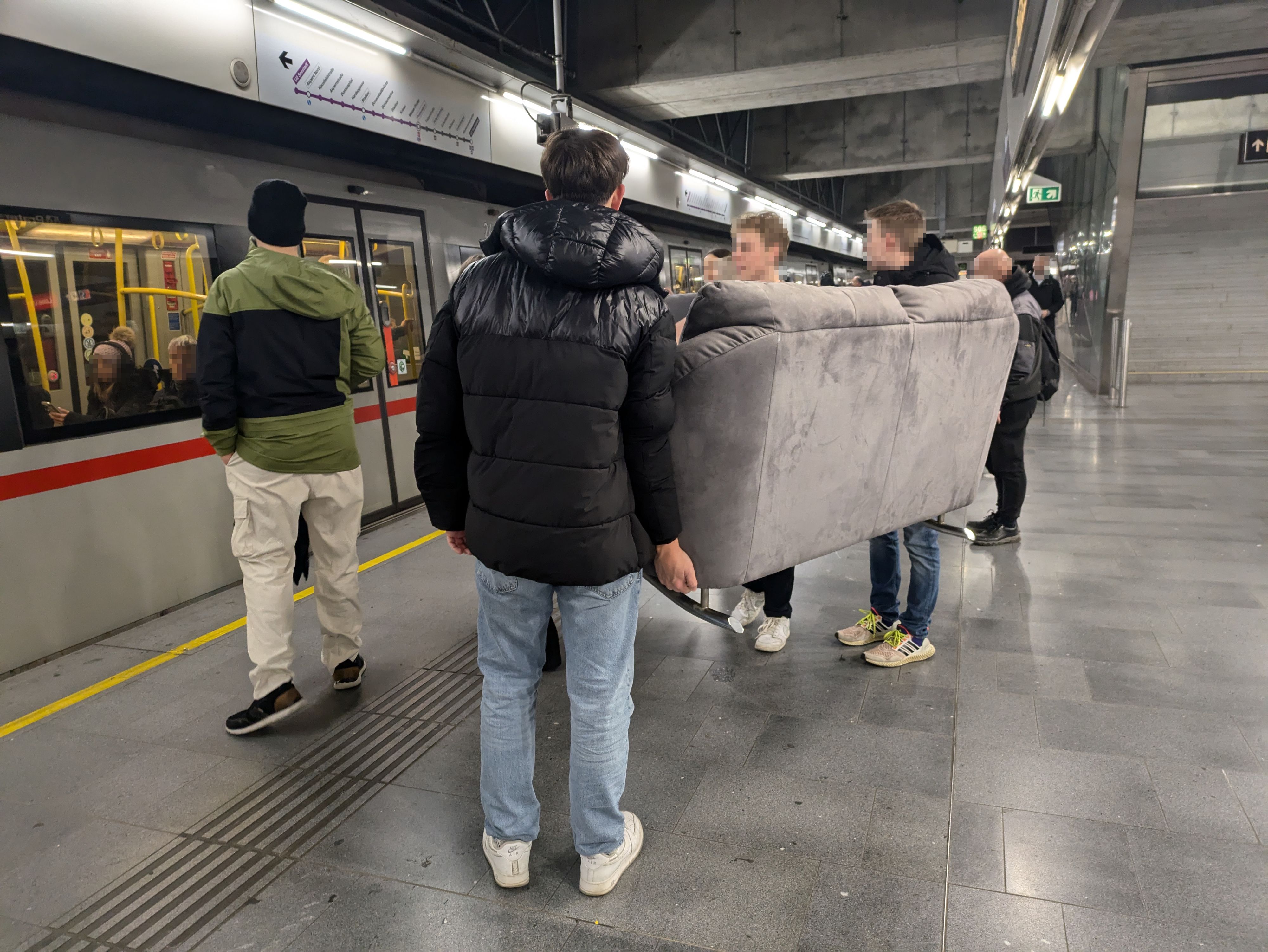 Da wollte sich wohl jemand die Kosten für den Umzugstransporter gespart haben.