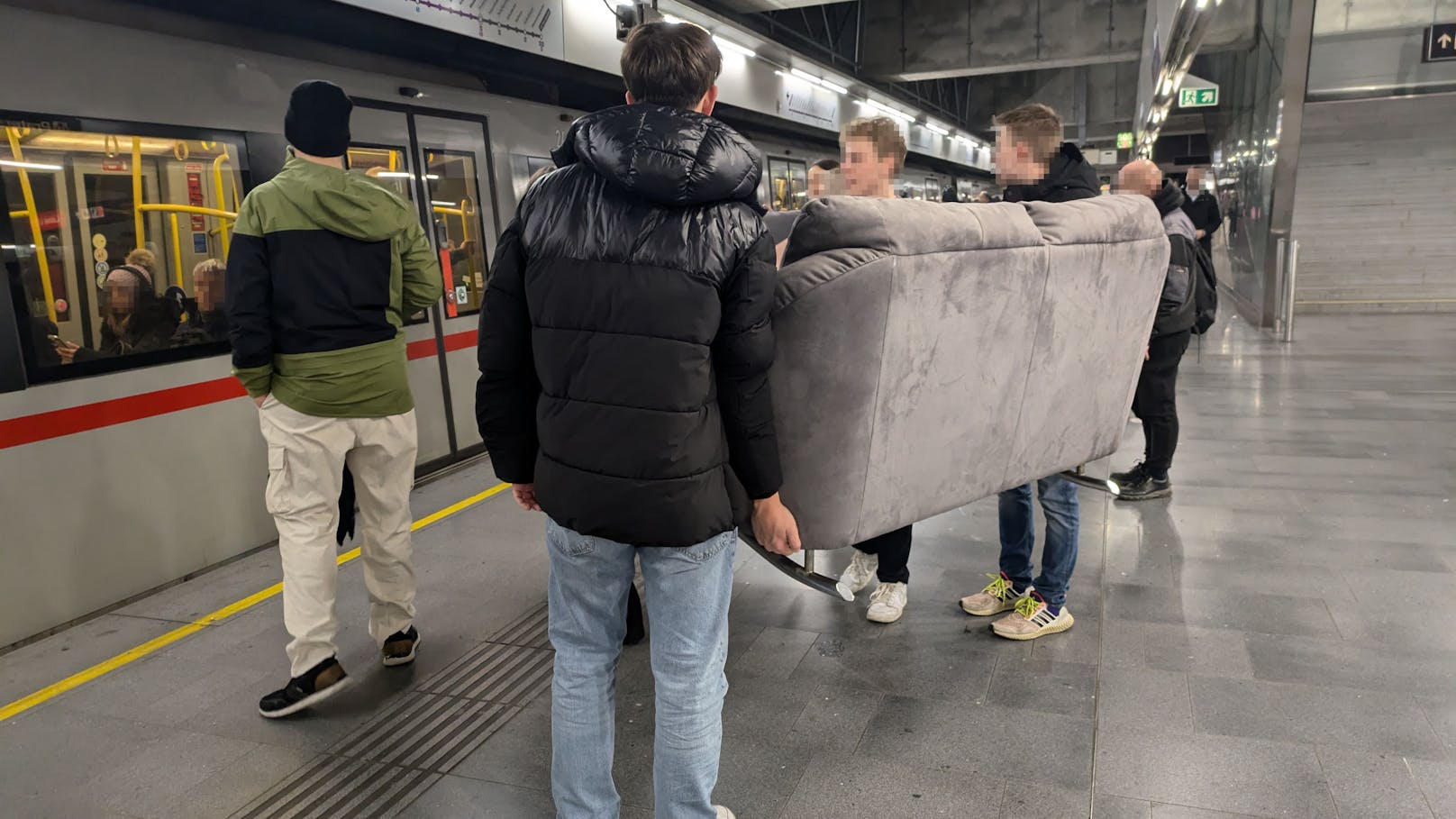 Fahrgäste amüsiert über Couch-Transport in U-Bahn