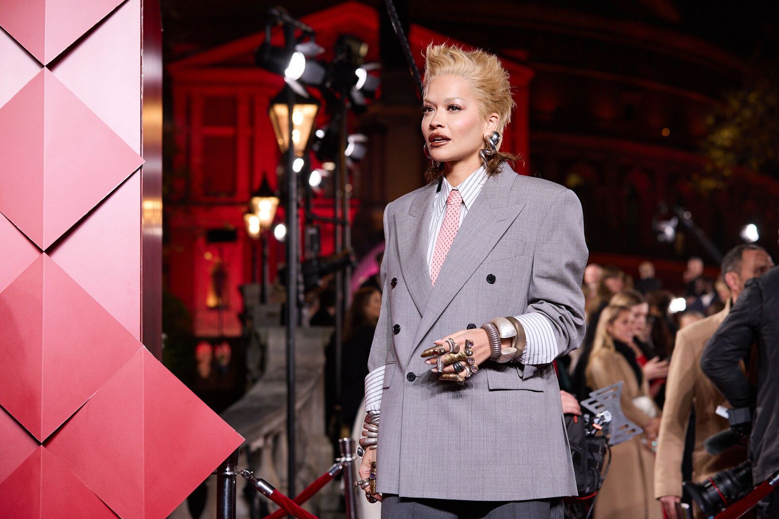 Rita Ora liebte ihren außergewöhnlichen Look bei den British Fashion Awards 2024.