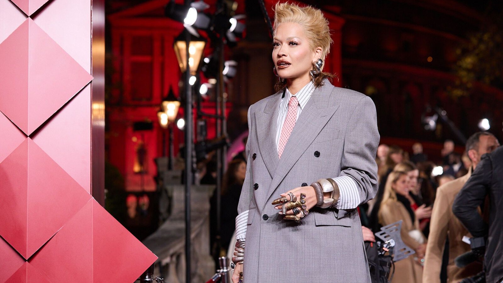 Rita Ora liebte ihren außergewöhnlichen Look bei den British Fashion Awards 2024.