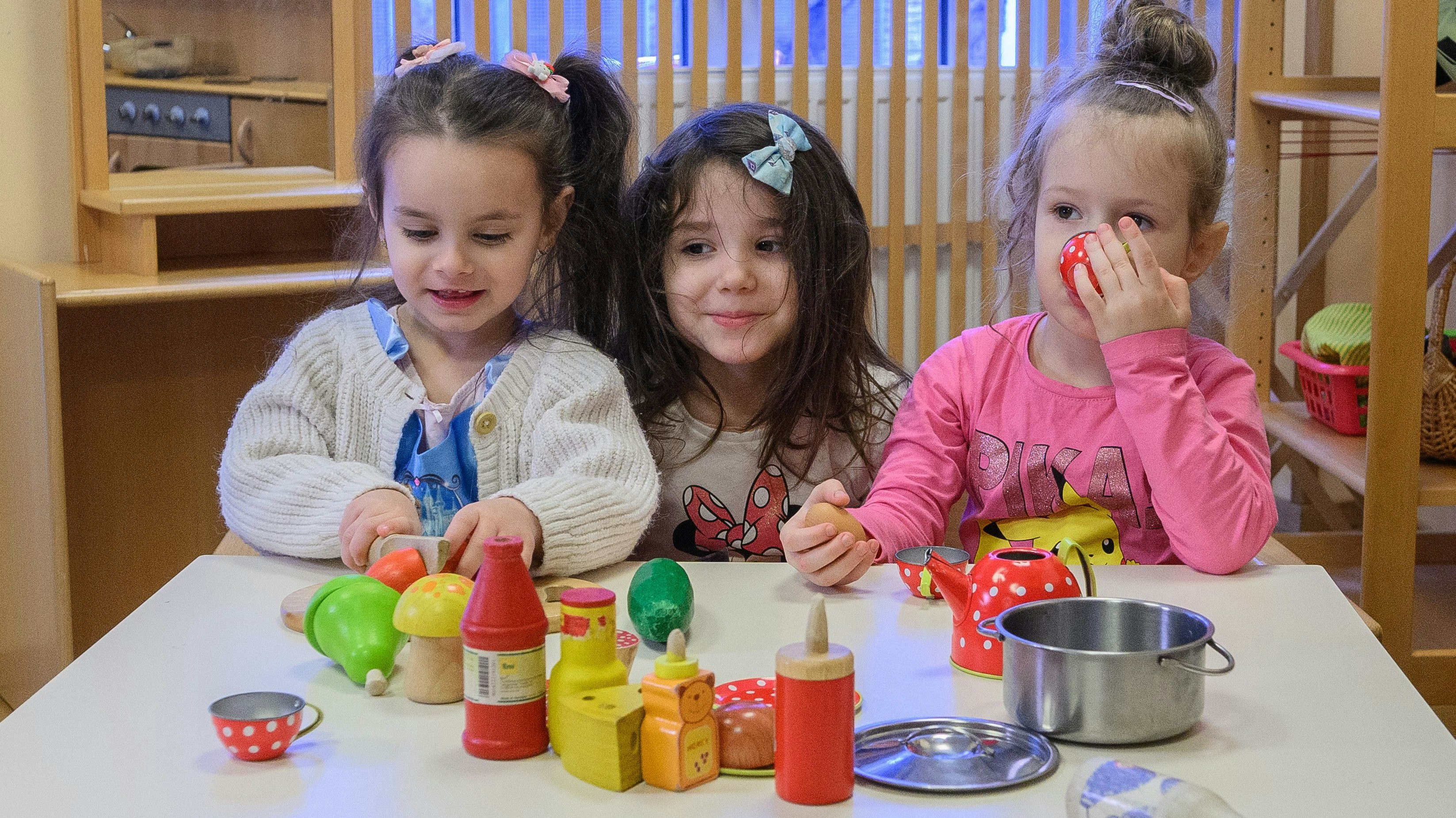 Kinder im KiWi-Kindergarten in Wien. Je früher Kinder mit anderer Muttersprache damit beginnen, Deutsch zu lernen, desto eher verfängt dieses Wissen