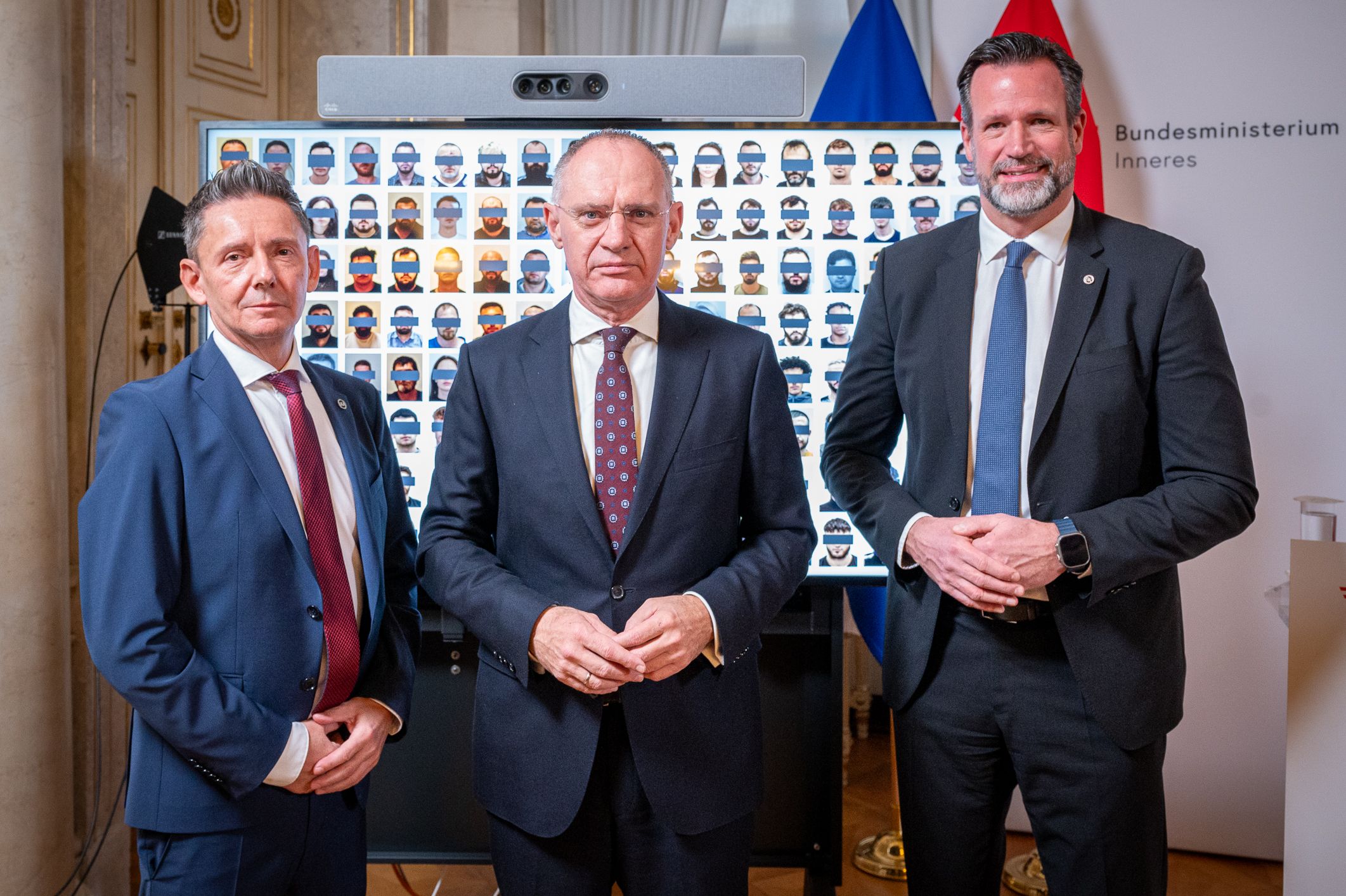 Stefan Pfandler, Gerhard Karner und Andreas Holzer (v.l.n.r) ziehen Bilanz: Mit gezielten Maßnahmen konnte die Polizei hunderte Betrüger fassen und Millionen-Schäden eindämmen.