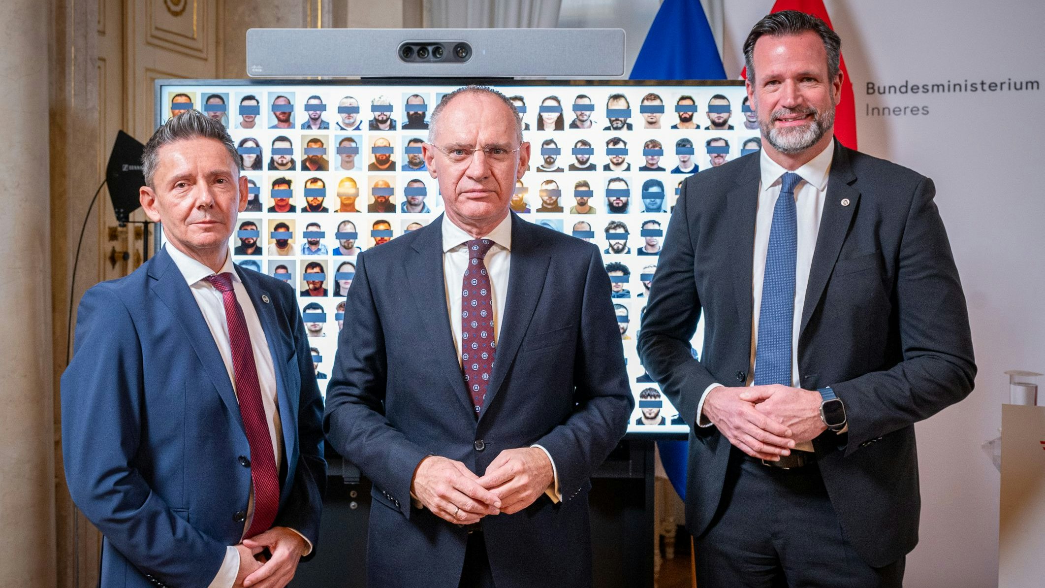 Stefan Pfandler, Gerhard Karner und Andreas Holzer ziehen Bilanz: Mit gezielten Maßnahmen konnte die Polizei hunderte Betrüger fassen und Millionen-Schäden eindämmen.