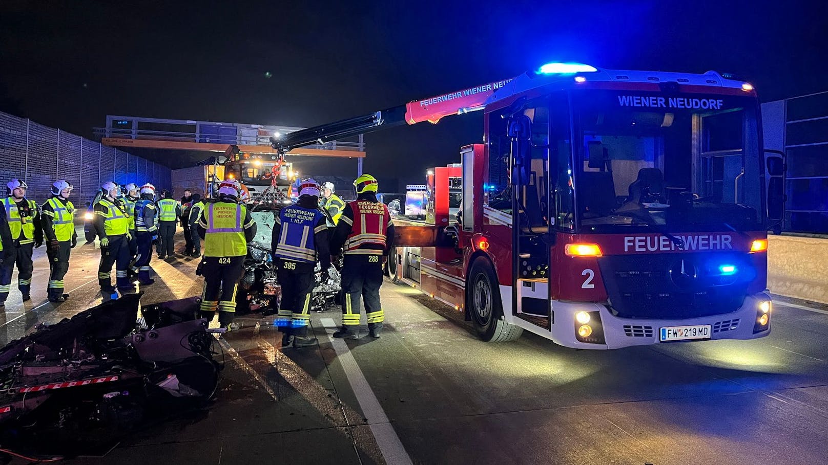 Schwerer Verkehrsunfall auf der A2: Die Feuerwehr im Einsatz