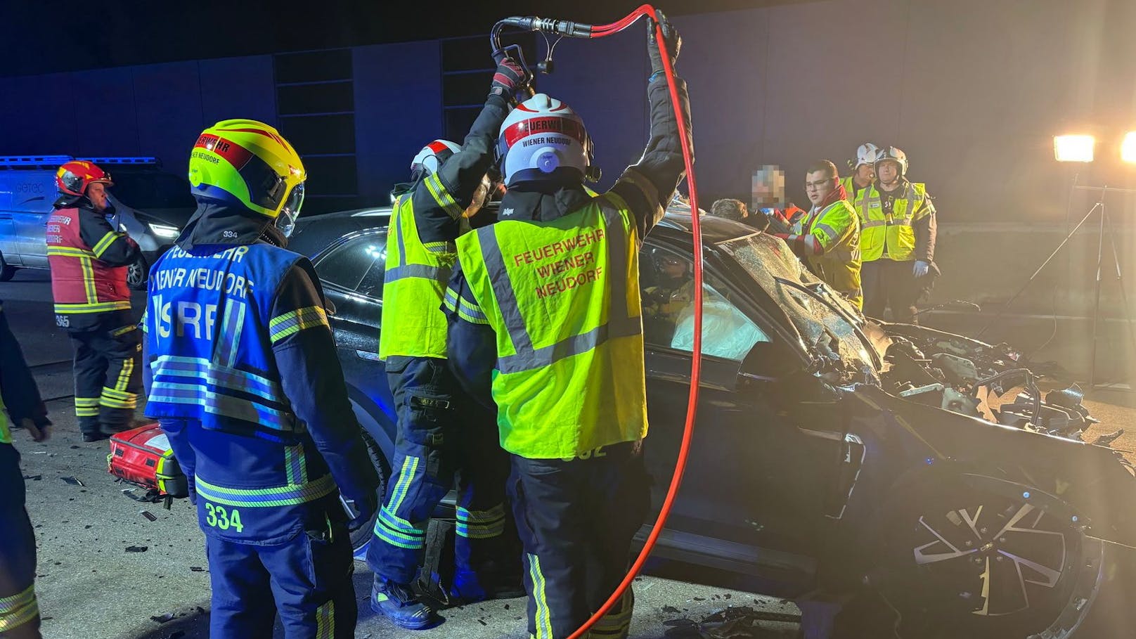 Schwerer Verkehrsunfall auf der A2: Die Feuerwehr im Einsatz