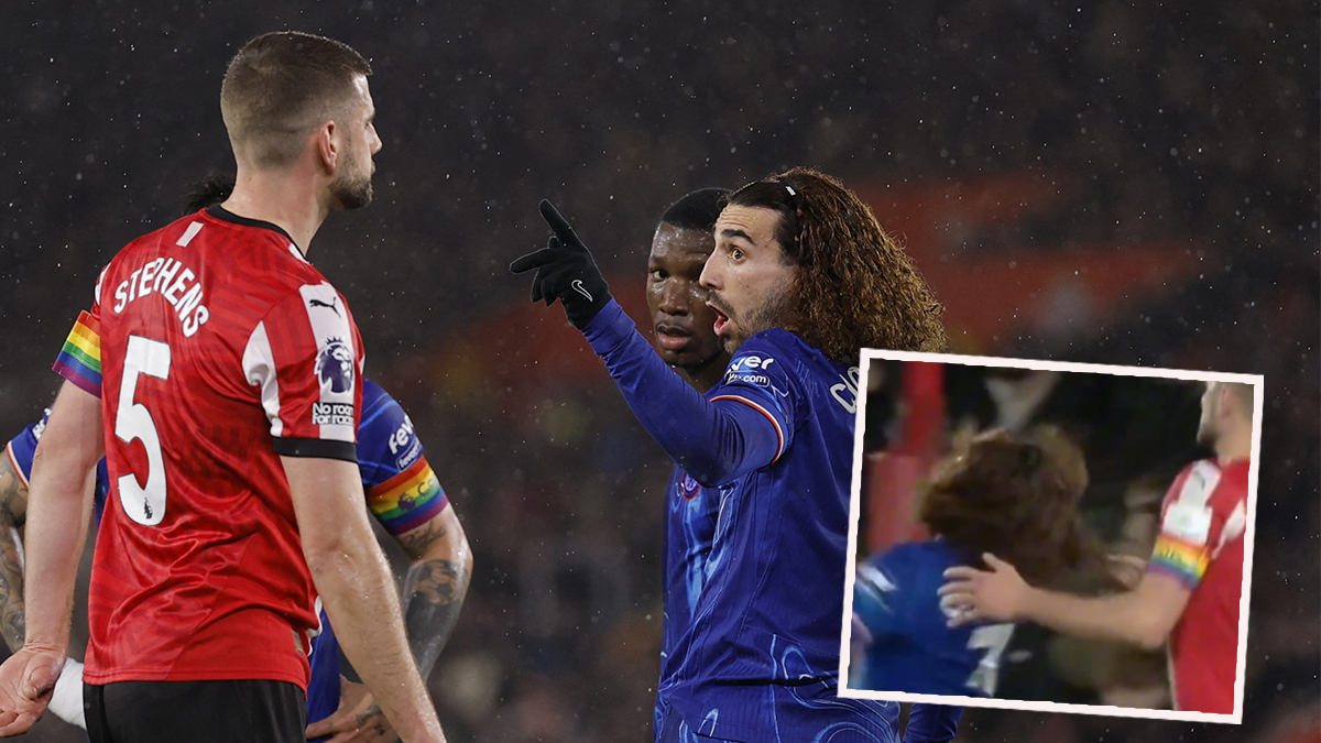 Jack Stephens zieht Marc Cucurella an den Haaren, sieht dafür Rot. 