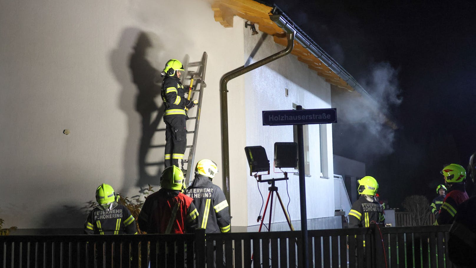 Vier Feuerwehren standen Mittwochabend bei einem ausgedehntem Küchenbrand in einem Einfamilienhaus in Wilhering (Bezirk Linz-Land) im Einsatz. Die Bewohnerin konnte sich rechtzeitig retten.