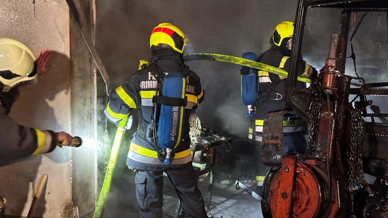 Nach rund 1,5 Stunden mühevollen Einsatz der Feuerwehren konnte vom Einsatzleiter "Brand aus" gegeben werden.