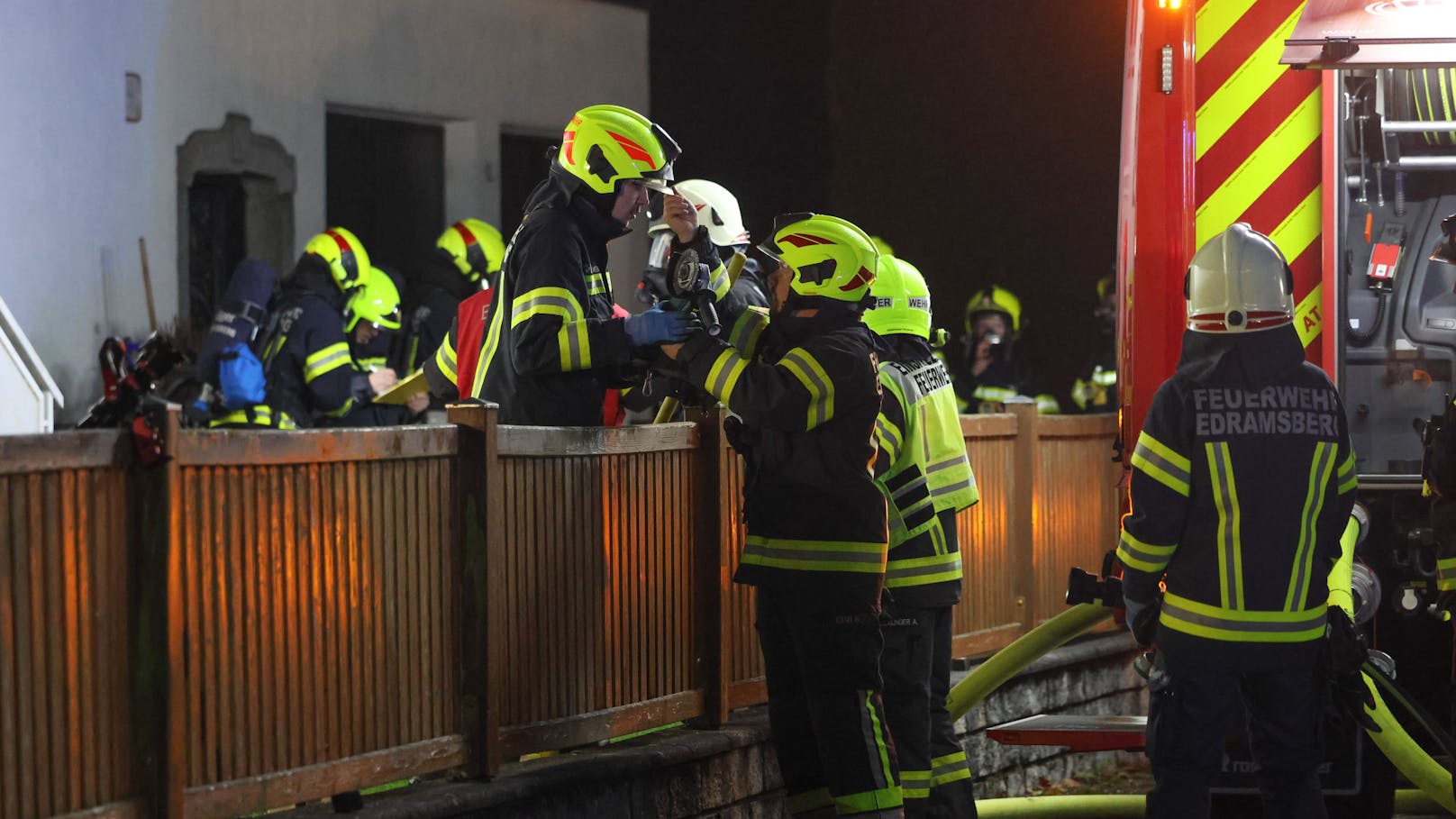 Vier Feuerwehren standen Mittwochabend bei einem ausgedehntem Küchenbrand in einem Einfamilienhaus in Wilhering (Bezirk Linz-Land) im Einsatz. Die Bewohnerin konnte sich rechtzeitig retten.