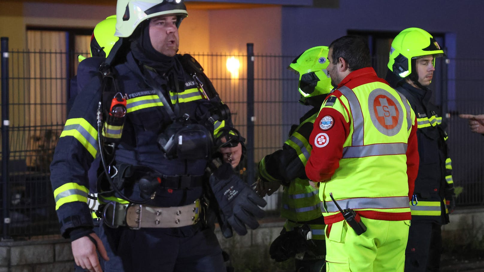 Vier Feuerwehren standen Mittwochabend bei einem ausgedehntem Küchenbrand in einem Einfamilienhaus in Wilhering (Bezirk Linz-Land) im Einsatz. Die Bewohnerin konnte sich rechtzeitig retten.