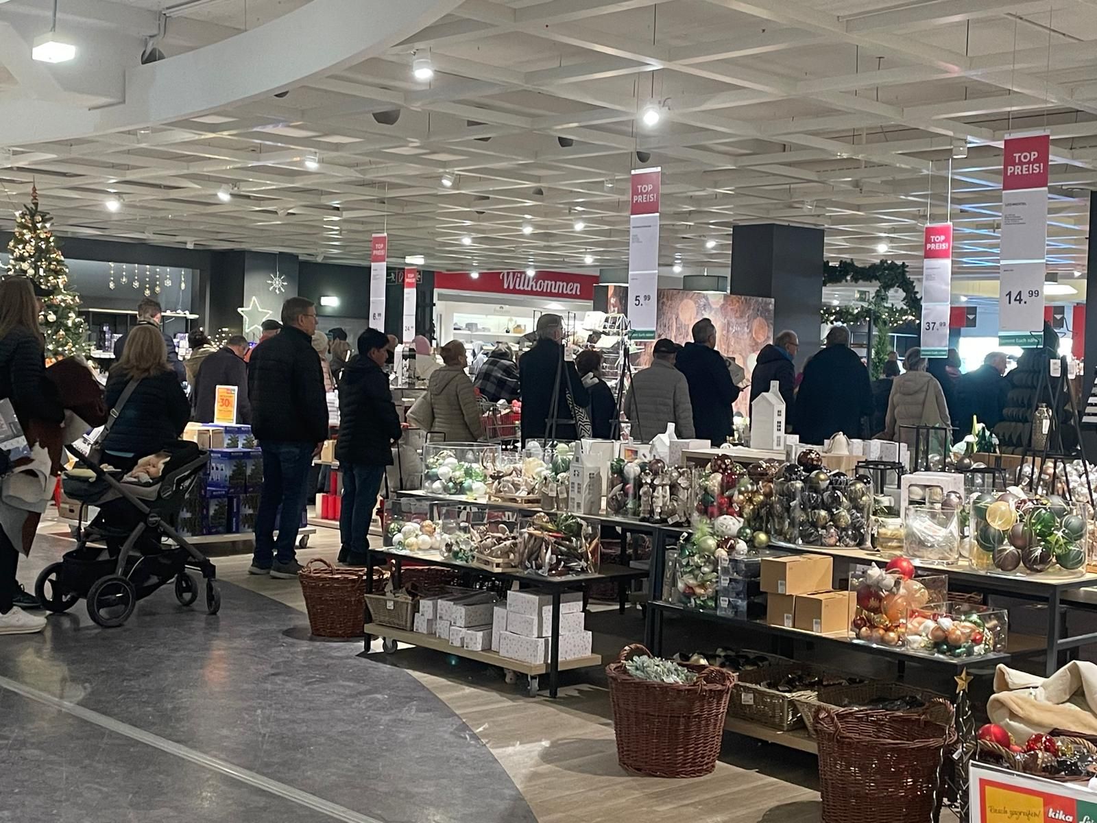 Vor den Kassen der Kika/Leiner Filiale Wien Nord stehen die Menschen Schlange. 