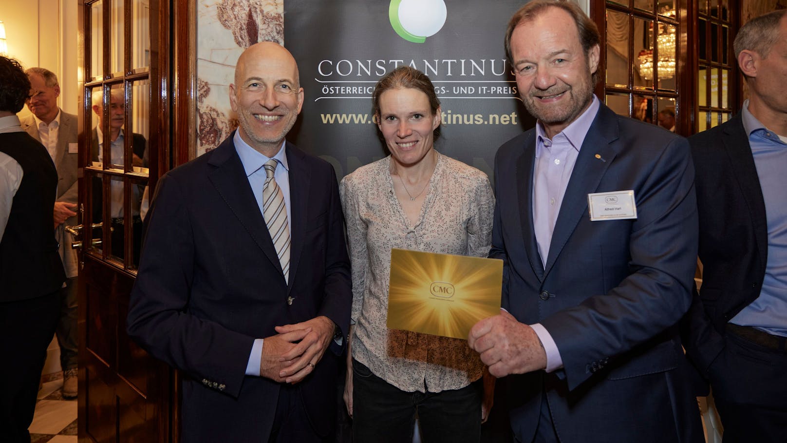 Martin Kocher zusammen mit Sandrina Illes und UBIT-Fachverbandsobmann Alfred Harl.